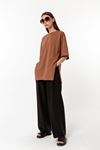 Kadın Kahverengi %100 Pamuk Yırtmaçlı Oversize T-Shirt - Ekstra Bol Kalıp Tişört